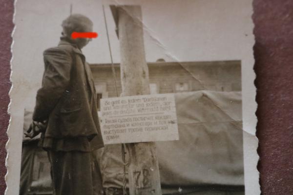 altes Foto - erhängter Partisan -  Schild